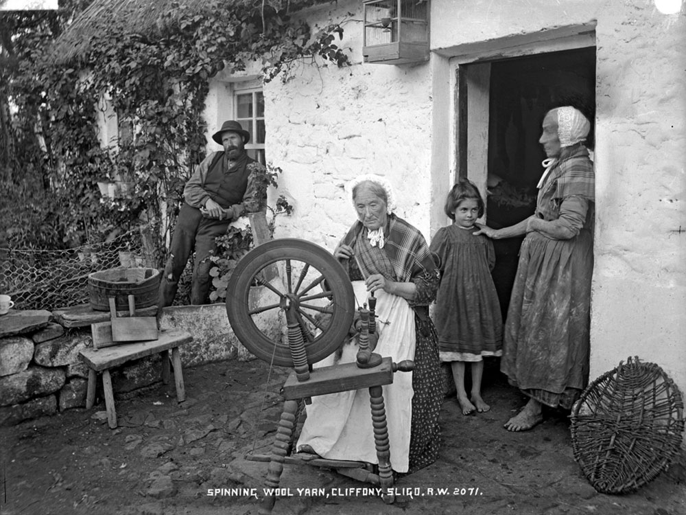 Spinning wool for yarn at Cliffoney. Photograph by Robert Welch, © NMNI.