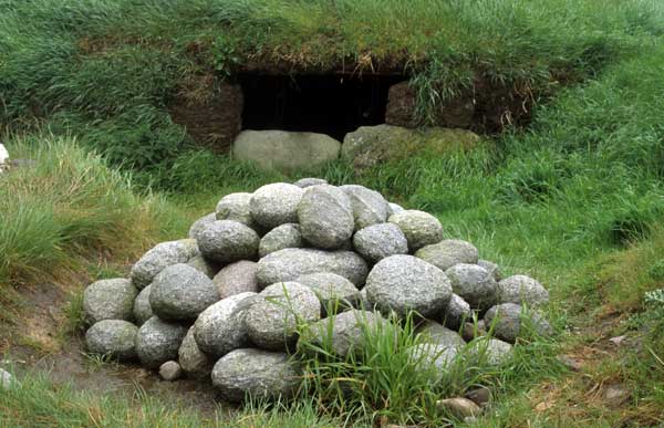 A collection of 150 granite cobbles were found on the ground around the entrance at Knowth east.