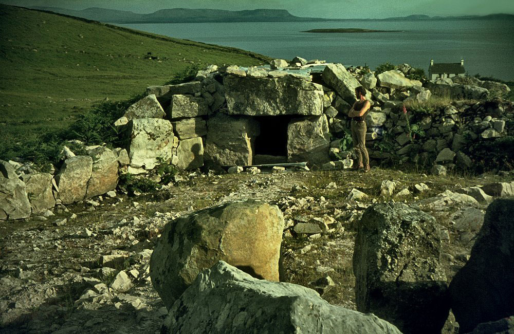The full forecourt during excavation looking towards the entrance to the gallery - and in the distance across Donegal Bay, King's Mountain and Ben Bulben in one of Ireland's most megalith-rich areas.
The now-roofless subsidiary chamber-tomb within the large forecourt is in the foreground.