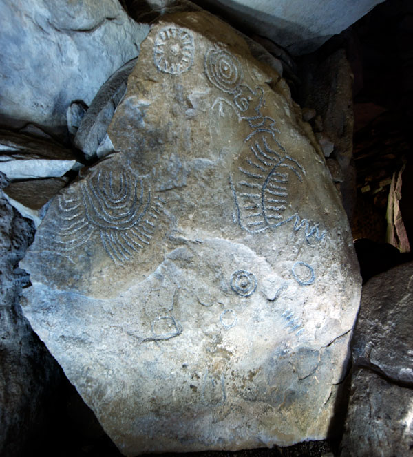 Decorated stone in Cairn T