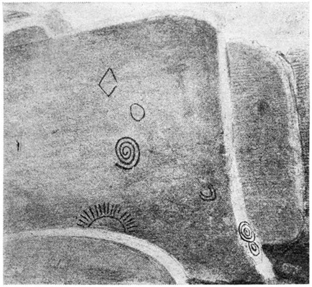 An illustration of the rising sun carved on the bottom of the east orthostat within the large right-hand recess of Cairn L, by George DuNoyer. From this viewpoint the rising sun can be viewed on the November and February cross-quarter days, as it emerges from Cairn M on Carricbreac. The sun enters the chamber, strikes the top of the pillarstone known as the Whispering Stone, before flashing into the recess to illuminate the eclipse carving.