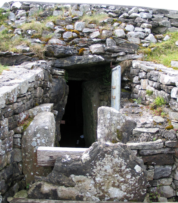 The doorway to Cairn L.