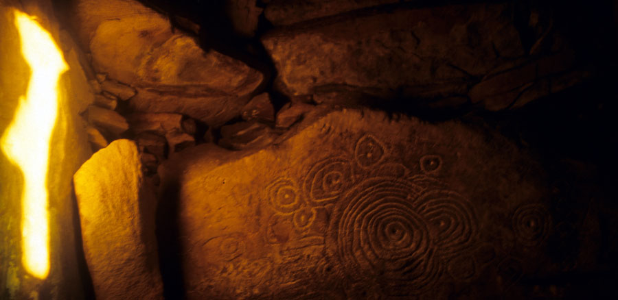 Sunbeam illuminates megalthic art in Cairn L.